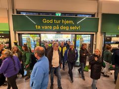 Kundene strømmet inn da Felleskjøpet åpnet dørene i nye lokaler torsdag.