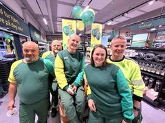 Til sammen jobber nesten 20 ansatte i Felleskjøpet ved avdelingen i Bodø. Dette er noen av de du møter i butikken. Fra venstre: Geir Lorentzen, Kenneth Stuvland, butikksjef Camilla Bjørbæk, Guro Solheim og Karl Arne Nilsen.