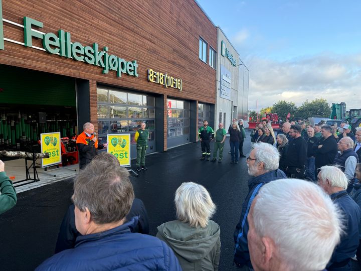 Styreleder Jens Lippestad i Felleskjøpet Agri holdt åpningstalen. Etterpå markerte han åpningen med å kappe en stokk med motorsag.