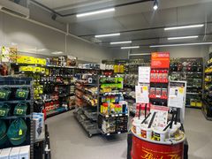 Det nye maskinsenteret har egen butikk med hovedvekt på deler og ettermarkedsvarer. Kundene vil samtidig ha tilgang til Felleskjøpets øvrige sortiment gjennom avdelingen.