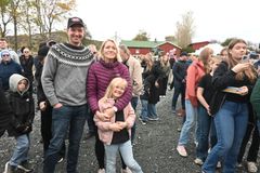 Andreas Ledsaak og familien driver med melk, kjøtt og korn på gården Hovsvangen i Ørland. Her er Andreas sammen med kona Siw-Lindia L. Ledsaak og barna fra da nyefjøset ble åpnet. Han har drevet gården siden 2008..