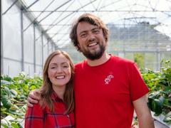 Jørn Erik Toppe og Marie Isaksen Toppe driver Toppe Gartneri i Bergen. Jordbær og sommerblomster er de største produksjonene, og i høst åpnet de et anlegg for biokull.