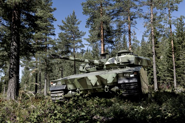 Kampvogn CV90 i skog. Foto: CHSnor