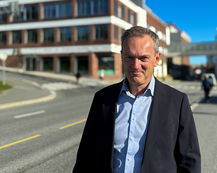 Foto, administrerende direktør, Kjetil Houg, utenfor kontoret til Statens fond i Tromsø
