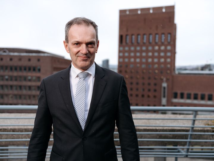 Foto av Kjetil Hog med Rådhuset i bakgrunnen