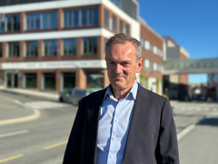 Foto av administrerende direktør, Kjetil Houg, utenfor kontoret til Statens fond i Tromsø