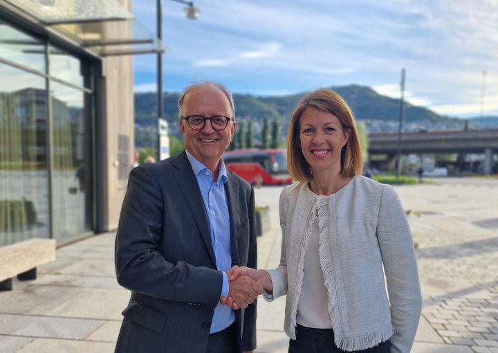 Konsernsjef Eimund Nygaard i Lyse og konsernsjef Ragnhild Janbu Fresvik i Eviny er enige om en styrking av telekomsatsingen i Bergens-regionen. (Foto: Andreas Veggeland)