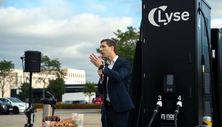 Klima- og miljøminister Andreas Bjelland Eriksen åpnet laderen tidligere i år