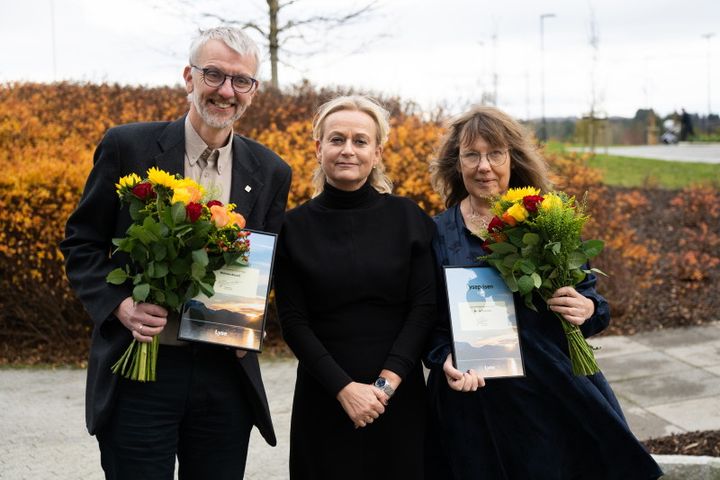 Merja-Ritta Stenroos og Mohsen Assadi er vinnere av Lyses forskningspris for 2024. Lyses Gyrid Holmen i midten.