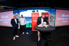 Sponsorsjef Vibecke Utengen og direktør for privatmarkedet i Altibox, Shiraz Abid, ser toppfotballsjef Jens Haugland signere den langsiktige samarbeidsavtalen med Altibox på Ullevål Stadion. (Foto: Tor Orset)