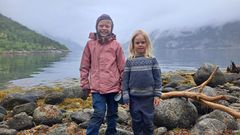 Mina (8) og Lilje (5) ved sjøen.