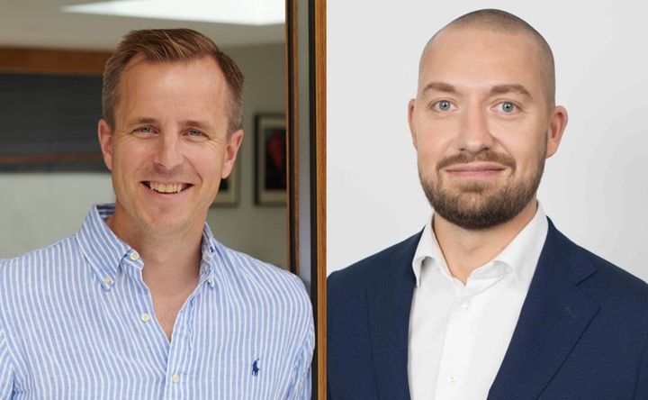 Magnus Egeberg (til venstre) og David Lundqvist (til høyre) markerer lanseringen av Walleys integrasjon av AvtaleGiro. Foto: Franne Voigt (til venstre) og Walley (til høyre).