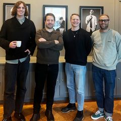 Fra venstre: Kristoffer Aase (A&R Universal), Michael Jones (Miktam), Sindre Solheim (Virgin Norge), Pål Sindre Brunstad (Universal)