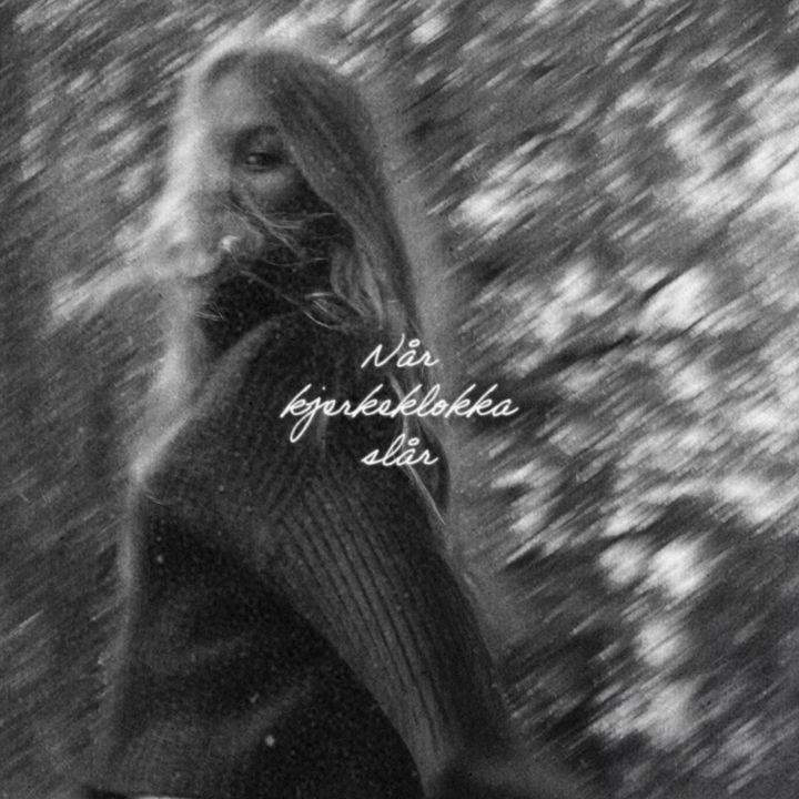 Coverart Karen Moe - Når kjerkeklokka slår