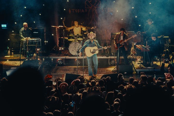 Tobias Sten inviterer til gratiskonsert på Torgallmenningen i Bergen.