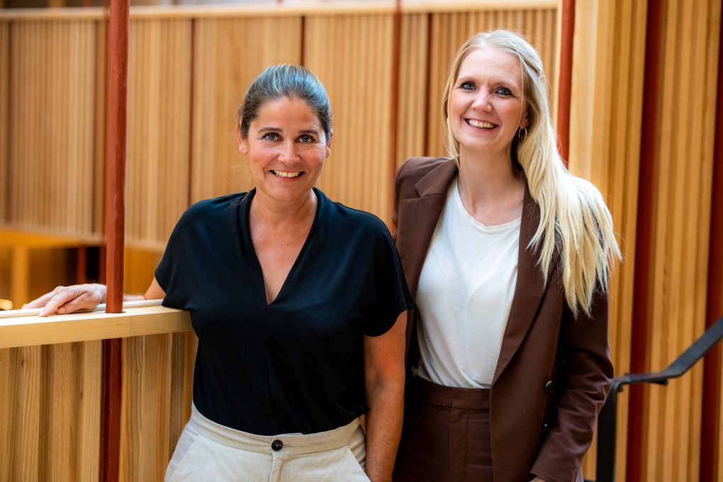Fra 1. september står språkarbeidet i NTB enda sterkere når NTB Arkitekst fusjoneres inn. Fra venstre Karolina Netland (daglig leder i NTB Arkitekst) og Tina Mari Flem (sjefredaktør og administrerende direktør i NTB). Foto: Thomas Brun / NTB Kommunikasjon