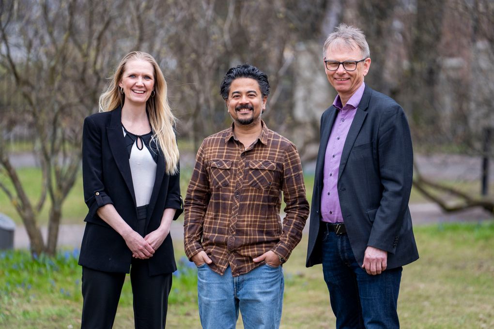 Journalist Yohan Shanmugaratnam ble tildelt NTBs språkpris torsdag kveld. NTBs sjefredaktør Tina Mari Flem delte ut prisen. Her sammen med juryleder og redaktør i NTB Ole Kristian Bjellaanes. Foto: Javad Parsa / NTB