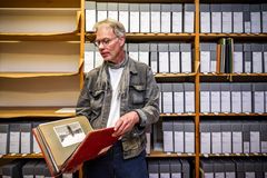 Paul Sporsheim fra Papirarkivet har brukt utallige timer på å ordne og pakke NTBs arkiv på faglig forsvarlig vis. Foto: Ole Berg-Rusten / NTB