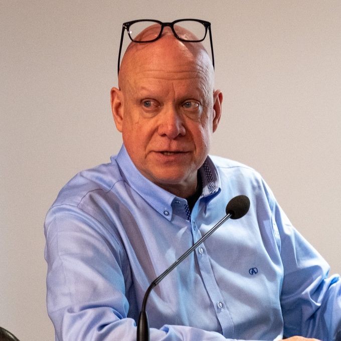 Den anerkjente KI-forskeren David Caswell kommer til KI- og mediedagen 13. februar. Han var sentral i BBCs utvikling av KI-løsninger for personalisert nyhetsformidling. Foto: Privat