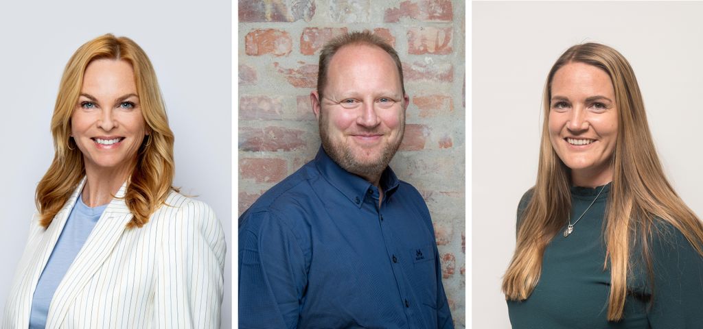 Sammen utvikler nå NTB og LLA et varslingsverktøy, som vil sikre at lokaljournalistene er oppdaterte på offentlige data og at de lett kan bruke det i dekningen av nyhetssaker for sine lesere. Direktør i NTB Partner Unni Ødegård, generalsekretær i LLA Thomas Bruvik og ansvarlig redaktør Lillian Holden i Hallingdølen gleder seg over samarbeidet. Foto: Thomas Brun/NTB, LLA, Hallingdølen
