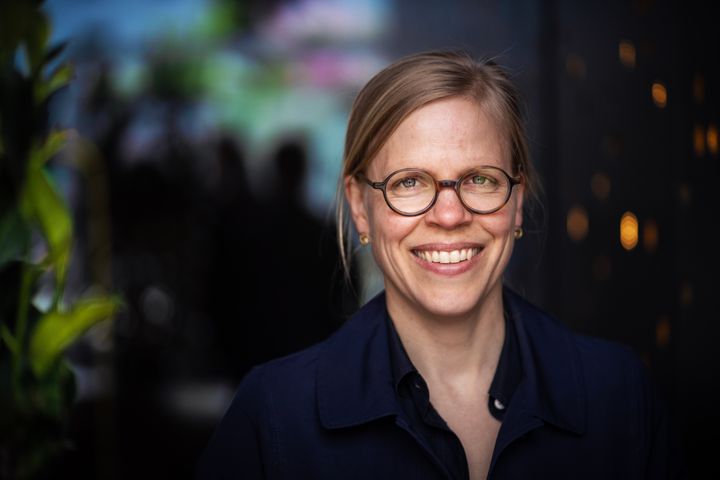 – Jeg er utrolig glad og stolt. Det er ekstra stas at en instans som NTB har fått øye på meg, og ser meg på en så fin og anerkjennende måte. Jeg blir varm om hjertet, sier Vårt Land-kommentator Åste Dokka om å vinne NTBs språkpris.