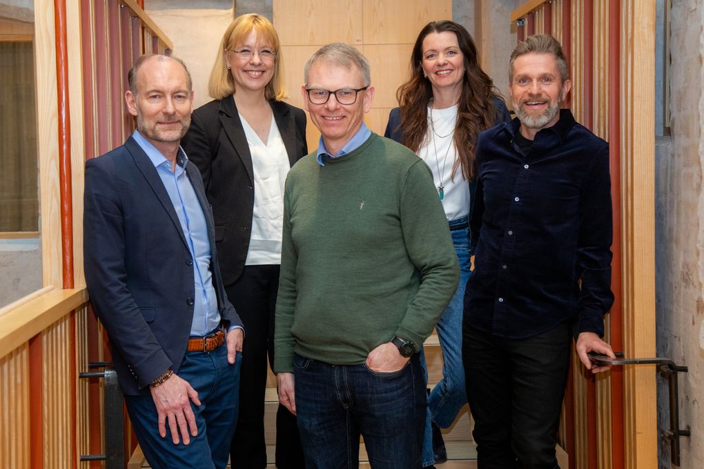 Juryen for NTBs språkpris (f.v.): direktør i Fritt Ord Knut Olav Åmås, direktør i Språkrådet Åse Wetås, juryleder og redaksjonssjef i NTB Ole Kristian Bjellaanes, leder for Institutt for journalistikk Siri Skaalmo og språkkonsulent i NTB Arkitekst Vidar Lynghammar.