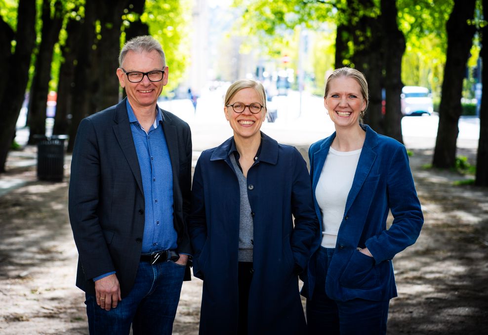 Vårt Land-kommentator Åste Dokka ble tildelt NTBs språkpris onsdag kveld. NTBs sjefredaktør Tina Mari Flem delte ut prisen. Her sammen med juryleder og redaksjonssjef i NTB, Ole Kristian Bjellaanes.