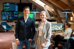 NTB kjøper Norkons teknologiplattform Live Center. Her er CEO i Norkon, Eirik Næsje, sammen med sjefredaktør og CEO i NTB, Tina Mari Flem. Foto: Gorm Kallestad / NTB