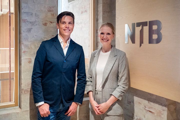 NTB kjøper Norkons teknologiplattform Live Center. Her er CEO i Norkon, Eirik Næsje, sammen med sjefredaktør og CEO i NTB, Tina Mari Flem. Foto: Gorm Kallestad / NTB