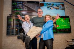 F.v. Tina Mari Flem, sjefredaktør og adm. dir i NTB, produktsjef Tor Richardsen, som nå reiser til Athen for å motta prisen og holde innlegg om teknologien (med representanter for 32 europeiske nyhetsbyråer i salen) og Christina Dorthellinger, nyhetsredaktør og fungerende leder for visuelt område i NTB. Foto: Stian Lysberg Solum / NTB