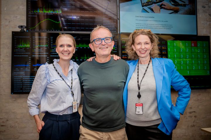 F.v. Tina Mari Flem, sjefredaktør og adm. dir. i NTB, produktsjef Tor Richardsen, som nå reiser til Athen for å motta prisen og holde innlegg om teknologien (med representanter for 32 europeiske nyhetsbyråer i salen) og Christina Dorthellinger, nyhetsredaktør og fungerende leder for visuelt område i NTB. Foto: Stian Lysberg Solum / NTB