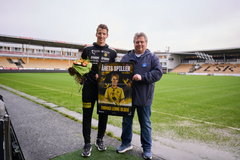 Lillestrøm-spiller Thomas Lehne Olsen topper NTBs spillerbørs og kåres til årets spiller i OBOS-ligaen kåret av OBOS og NTB. Han får pris av Eddie Chr. Thomas i OBOS. Foto: Fredrik Mørk Granlund / NTB