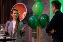 KI- og mediedagen åpnes av konferansier Eirin Larsen (på bildet) og NRK Beta. På programmet finner vi Kaja Distad Fosse (Polaris Media Vest), Hanne Louise Åkernes (Bergens Tidende) og Bo Bergstedt (TV 2 Danmark). Foto: Alf Simensen / NTB Kommunikasjon