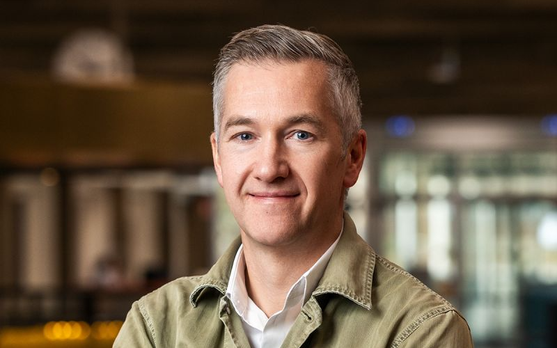 BBC News’ KI-leder Olle Zachrison kommer på KI- og mediedagen 2026 for å dele erfaringer med å bruke kunstig intelligens til å styrke journalistikken og forbedre publikumsopplevelsen. Foto: BBC