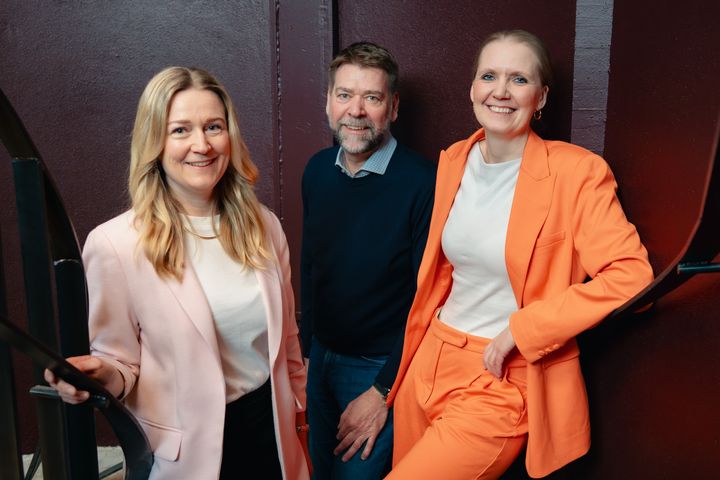 NTB lanserer ny profil for å styrke sin posisjon som teknologileverandør i et globalt marked. Fra venstre: Toril Fjørtoft Lohne (markedsansvarlig), Joakim Nilsson (kommersiell direktør) og Tina Mari Flem (sjefredaktør og adm. dir). Foto: Amanda Pedersen Giske / NTB