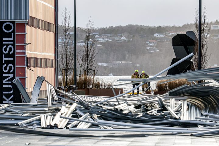 Meteorologisk institutt tar nå i bruk NTBs presseklient for å formidle farevarsler direkte til norske medier. Bildet viser uværet Daves herjinger med Kunstsiloen i Kristiansand i vår. Foto: Tor Erik Schrøder / NTB (Bildet skal kun brukes i forbindelse med saken.)
