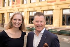 Sjefredaktør og adm. dir. Tina Mari Flem er strålende fornøyd med å få Lars Bratsberg som ny kommersiell direktør. NTB har store ambisjoner om å ta sin norske medieteknologi ut i et globalt marked og fortsette den teknologiske innovasjonen hjemme i Norden. Foto: Terje Bendiksby / NTB