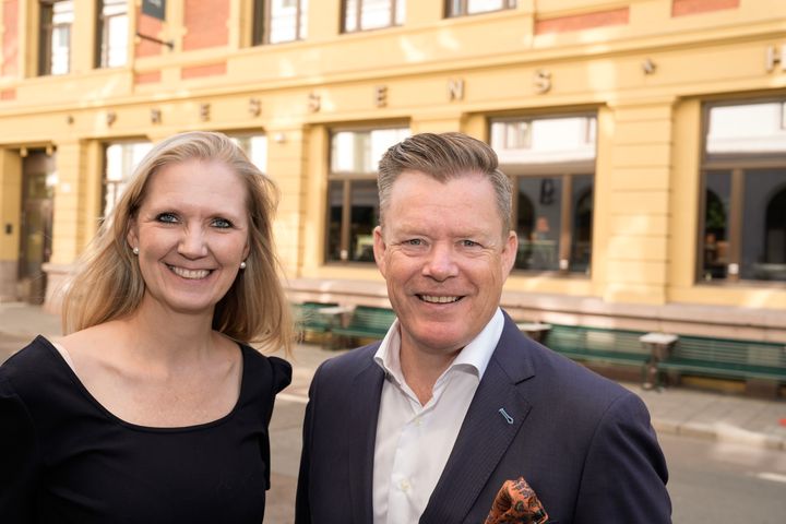 Sjefredaktør og adm. dir. Tina Mari Flem er strålende fornøyd med å få Lars Bratsberg som ny kommersiell direktør. NTB har store ambisjoner om å ta sin norske medieteknologi ut i et globalt marked og fortsette den teknologiske innovasjonen hjemme i Norden. Foto: Terje Bendiksby / NTB