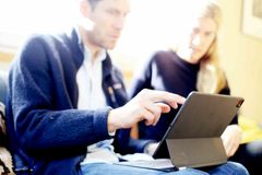 Bilde av par som mottar digitalt nabovarsel