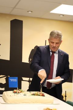 Kommunal- og distriktsminister Bjørnar Skjæran fikk æren av å ta det første kakestykket da Fellestjenester plan og bygg ble lansert.
