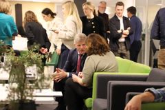 Statsråd Bjørnar Skjæran sammen med de ansatte i DiBK.