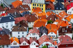 Bolighus med fargerike tak i tett bebygd område.