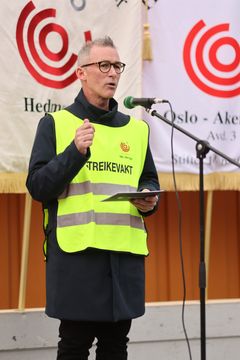 Forbundsleder Christopher Beckham under fanemarkering utenfor kontorene til Novasol.