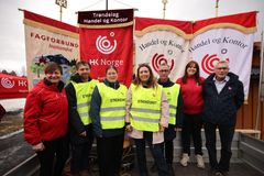 HK-medlemmene ved Novasol fikk bred støtte fra hele Norge. Her fra fanemarkering i Mesnali der Novasol har kontorene sine.