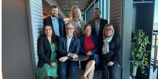 LO Finans i forhandlingene, Samra Akhtar og Christopher Beckham nummer 1 og 2 fra venstre.