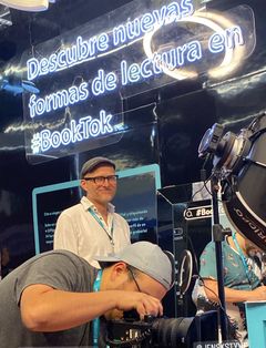 I forrige uke lanserte Jens K. Styve tegneserien «Dunce» på den store bokmessen i Guadalajara i Mexico. Der han deltok på 8 intervjuer, blant annet en livesending hos Mexicos store  bok-Tiktok-kanal. «Dunce» heter «Bobo» på spansk.