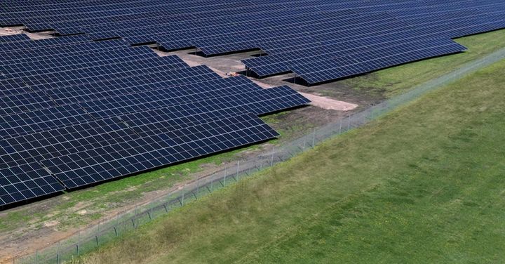 En solcellepark som dette vil dekke halvparten av Egmonts strømforbruk i Norge og Sverige ved bruk av fornybar energi.