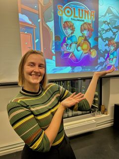 Camilla Dahlstrøm (f.1993) er fra Bærum og bor i Trondheim. Hun har en master i industriell design fra NTNU og jobber som interaksjonsdesigner og illustratør, Camilla har tegnet hele livet, og dette er hennes første tegneserieroman.