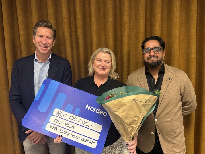 – Det betyr enormt mye for oss å få denne gaven fra Story House Egmont. Den går rett inn i arbeidet vårt med å få barn og unge ut i aktivite, sier strategisk rådgiver i BUA, Katja Hinsch. Her sammen med Per Kjellander, CEO for Mediedivisjonen i Story House Egmont (t.v) og Zaiem Mahmood, leder Data og Innsikt.