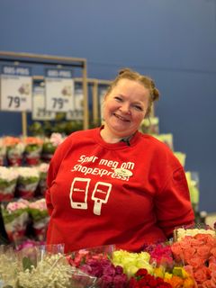 8. Oslo: Tove Bendiksen, 51 år, Obs Haugenstua, Oslo. Kunder sier: Tove er ei lita, men kraftig bombe av solskinn. Uansett hvor mye det er å gjøre og hvor mye det er hun må rekke, er det bare smil, varme og omtanke fra hennes side. Tove som menneske er rett og slett en gave til både kunder og kolleger. Uten henne, ville kassen i denne butikken sannsynligvis ha kollapset. - Tove er alltid populær. I Coop har vi en app der kundene kan gi tilbakemeldinger om handleopplevelser, og gjennom den får hun masse ros. Om du sliter med selvscanning eller ønsker å ta ut utbyttet, melder hun seg straks, alltid like blid, sier butikksjef Hans Andreas Blom. Adresse: Coop Obs Haugenstua, Østre Aker vei 264, 0977 Oslo. Tlf. 922 92 482/22 90 10 70. E-post: hans.andreas.blom@coop.no For å gi din stemme til Tove: Send KASSE8 til 2205